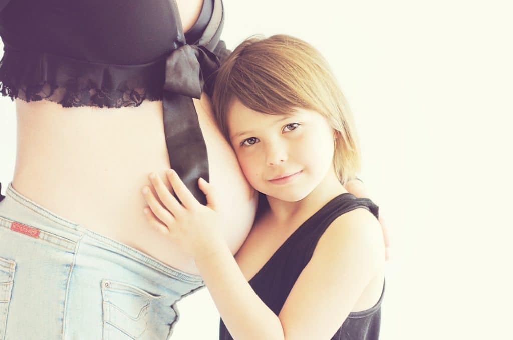 Schwangerschaft | Schwangere Mutter mit Kind